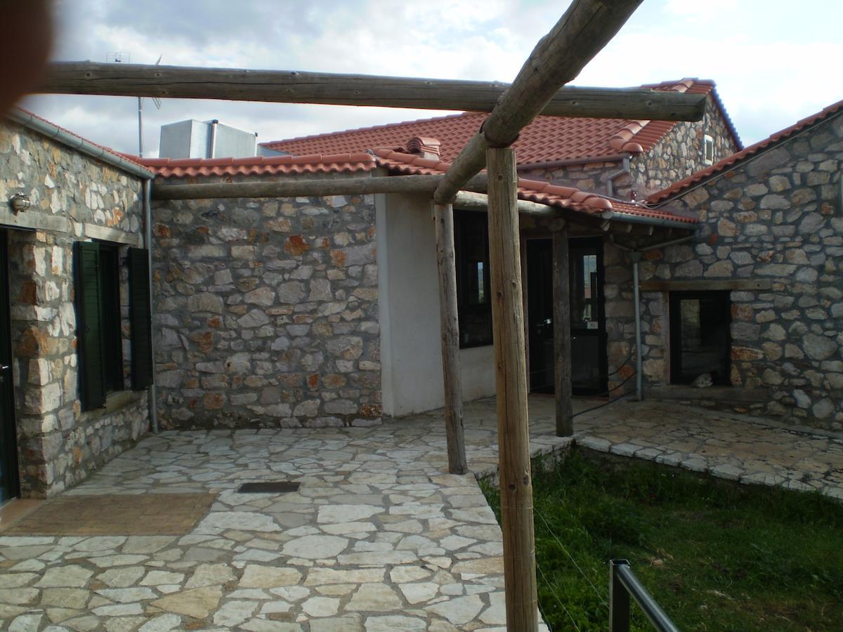 Arachovitika Kalivia Hotel Karyes ภายนอก รูปภาพ